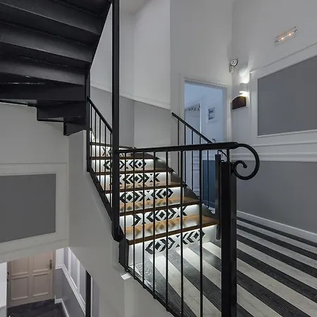 Elia Portou Due Hanya